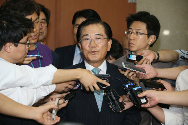 새정치민주연합 박준영 전 전남지사가 16일 국회 정론관에서 탈당 기자회견을 마친 뒤 취재진의 질문을 받고 있다. 연합뉴스