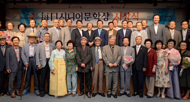 제1회 매일시니어문학상 시상식이 16일 대구 수성구 범어도서관 시청각실에서 열렸다. 수상자와 심사위원, 내빈들이 시상식 후 기념촬영을 하고 있다. 김영진 기자 kyjmaeil@msnet.co.kr