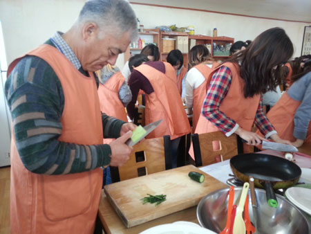 사찰 음식을 만들기 위해 재료를 준비하고 있다.