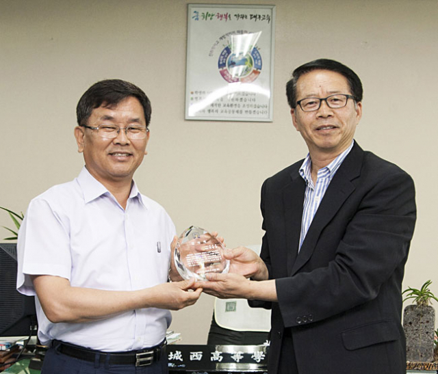 이영섭 (주)테크엔 대표(왼쪽)가 정상화 성서고 교장으로부터 감사패를 전달받고 있다.