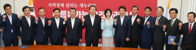 새누리당 김무성 대표와 신임 주요 당직자들이 20일 국회에서 열린 임명장 수여식에서 