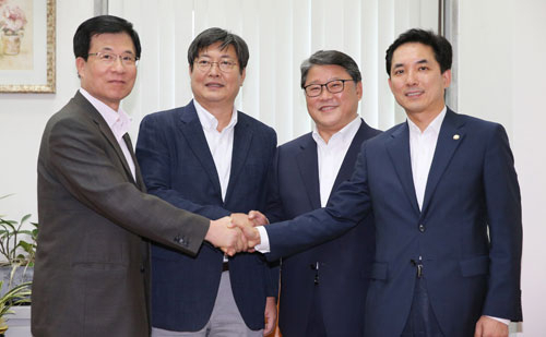 20일 국회에서 새누리당 조원진 원내수석부대표(오른쪽 두 번째)와 새정치민주연합 이춘석 원내수석부대표(왼쪽 두 번째)가 정보위원회 여야 간사들과 4자 회동을 하고 있다. 연합뉴스