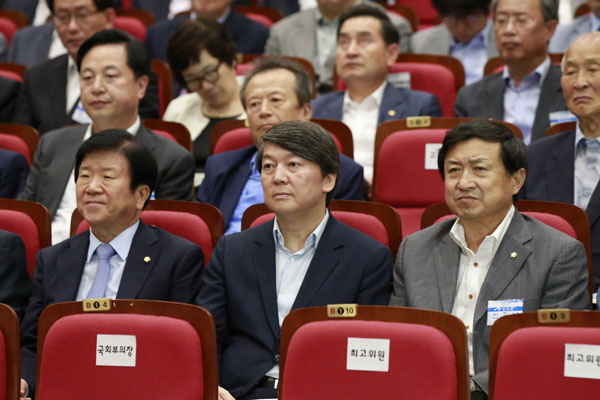 20일 국회 의원회관에서 열린 새정치민주연합 중앙위원회의에서 박병석·안철수·신기남 의원, 김두관 전 경남도지사 등이 문재인 대표의 발언을 듣고 있다. 연합뉴스