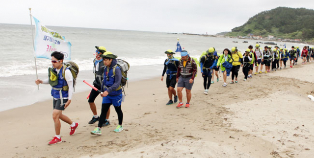 대구가톨릭대 국토대장정에 참가한 학생들이 16일 경주 감포에서 포항 구룡포 사이 해안도로를 걷고 있다. 대구가톨릭대 제공
