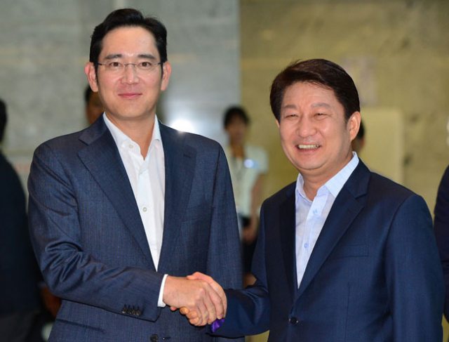 이재용 삼성전자 부회장이 21일 오후 대구창조경제혁신센터에서 권영진 대구시장과 반갑게 악수를 나누고 있다. 정운철 기자 woon@msnet.co.kr