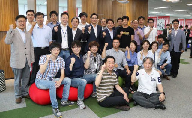 이재용 삼성전자 부회장이 21일 대구 창조경제혁신센터를 방문해 C랩에 입주한 창업기업 대표들을 격려하고 기념 촬영을 했다. 대구시 제공