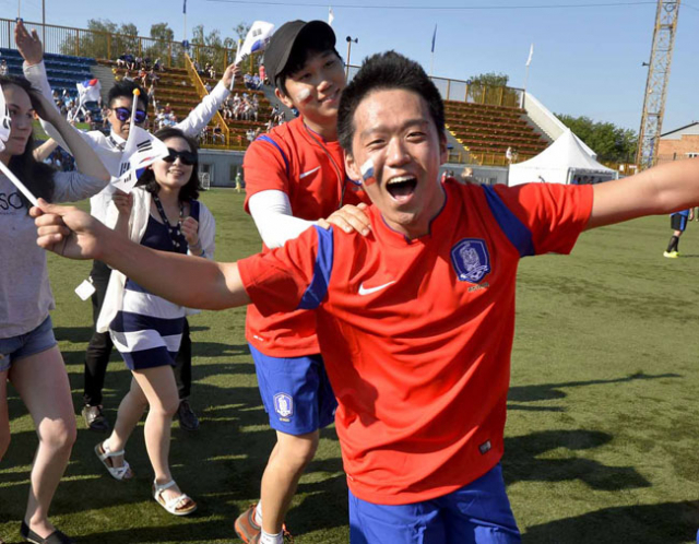 경북도 철의 실크로드 청년탐사대장 윤승철 씨가 지난 19일 이르크추크 바이칼 축구장에서 열린 유라시아 대축제에서 기차놀이 퍼포먼스를 이끌고 있다. 우태욱 기자 woo@msnet.co.kr