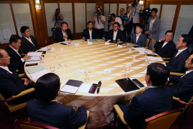새누리당 김무성 대표와 황교안 국무총리, 이병기 대통령 비서실장 등 여권 핵심 인사들이 참석한 가운데 22일 오후 서울 삼청동 총리공관에서 고위 당
