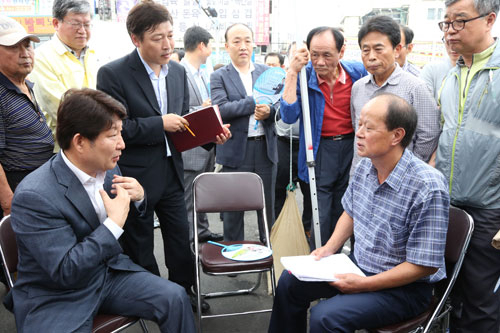 권영진 대구시장이 지난해 7월 취임 직후 칠성시장에 열린 현장소통 시장실에서 상인들의 얘기를 들으며 해결 방안에 대해 논의하고 있다. 매일신문 DB