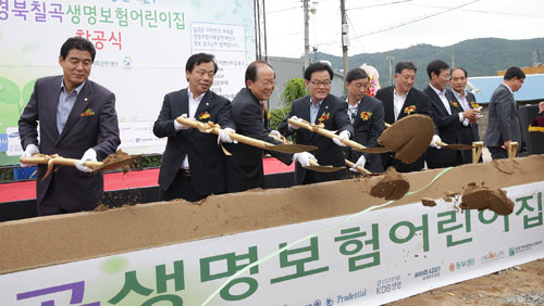 칠곡 생명보험어린이집 착공식 참석자들이 착공 시토를 하고 있다. 칠곡군 제공