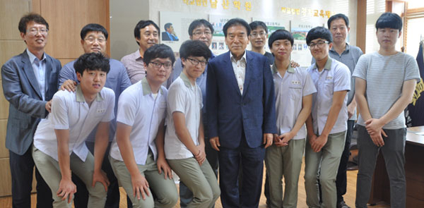 상주공고가 경북도교육청이 주관한 공무원 채용시험에 6명의 합격자를 배출해 화제다. 이번 시험에 합격한 김동균