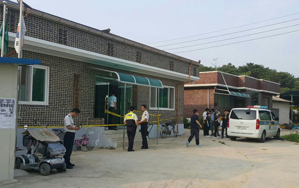 법원의 최종 판결을 통한 실체적 진실을 기다려봐야 하지만 상주 살충제 사이다 사건은 가족과 떨어진 채 홀로 살아가는 노인들에 대해 우리 사회가 더 많은 관심을 기울여야 한다는 목소리를 만들어냈다. 고령화시대를 맞아 폭증세를 보이고 있는 홀몸노인들에 대한 