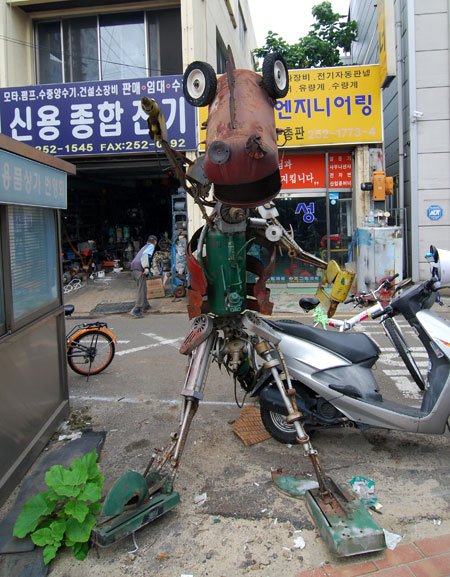 2005년 북성로 상인들이 재료를 제공하고 대학생들이 제작한 