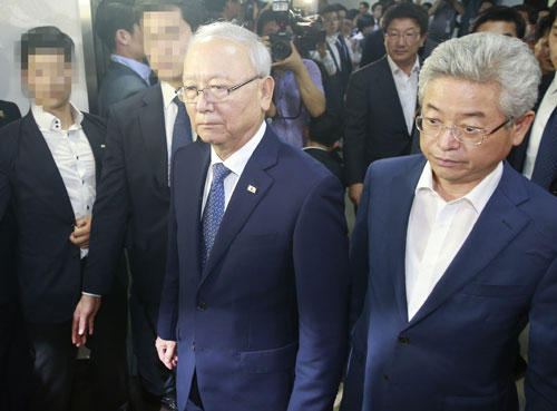 이병호 국가정보원장이 27일 국회 정보위원회 전체회의에 참석하기 위해 입장하고 있다. 오른쪽은 이철우 새누리당 간사. 연합뉴스