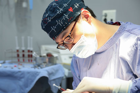 바움 클리닉은 줄기세포를 이용한 무릎 연골 재생 치료와 지방이식, 탈모, 여드름 흉터 및 화상흉터 치료 등을 시행하고 있다. 바움 클리닉 제공