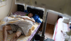 한 뼘 길이의 소장을 제외하고 대부분을 떼어낸 배준수 씨는 2년 전부터 하루 종일 집안에서 누워 지내야 한다. 김영진 기자 kyjmaeil@msnet.co.kr