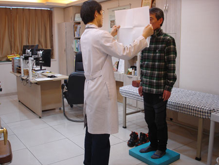 두통과 어지럼증, 이명은 머리에서 가장 많이 나타나는 3대 증상으로 꼽힌다. 한병인 원장이 목 근육과 관절의 상태를 진찰하는 모습. 두 신경과 제공