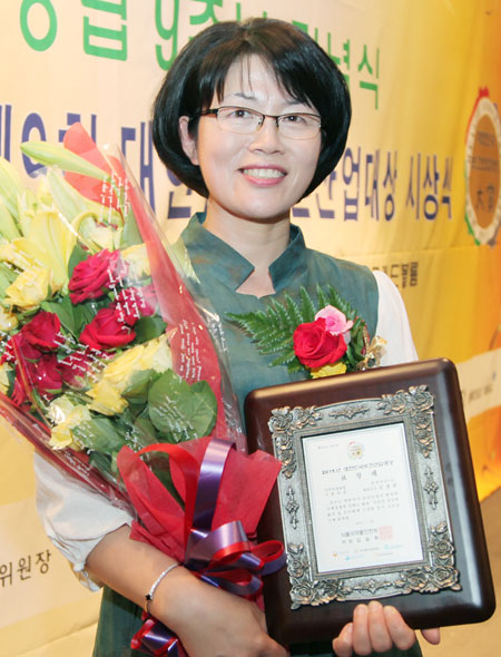 문경미소 김경란 대표가 대한민국보건산업대상 시상식에서 수상 후 활짝 웃고 있다. 문경시 제공