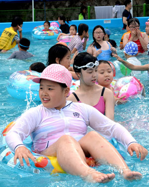 튜브를 고를 때에는 예쁜 것을 고르기보다는 보조 공기실이 있는 이중 구조로 된 것을 고르면 안전한 물놀이를 즐길 수 있다. 박노익 선임기자 noik@msnet.co.kr