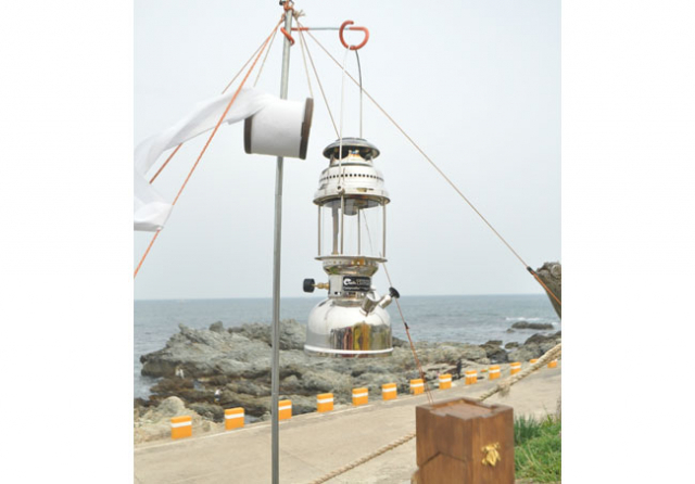 바람 부는 바닷가의 노천상