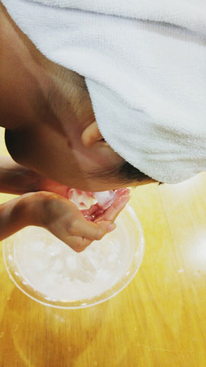 여름철 메이크업은 지우는 것이 중요하다. 꼼꼼한 클렌징, 차가운 물 패팅, 얼음물 세안 등이 여름철 좋은 피부관리 방법 중 하나다. 수203 뷰티 제공