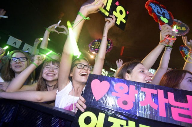 29일 폴란드 바르샤바 시내 한 공연장에서 열린 K-POP 커버댄스 경연대회에서 현지 10대 소녀들이 자기 또래들이 펼치는 화려한 K-POP 댄스 퍼포먼스에 열광하고 있다. 우태욱 기자 woo@msnet.co.kr
