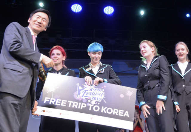 K-POP 커버댄스 경연대회에서 윤병세(왼쪽) 외교부 장관이 1등 팀에게 한국 자유여행권을 시상하고 있다. 우태욱 기자