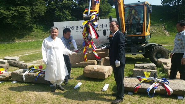 최양식 경주시장이 이상필 경주향교 전교로부터 석재를 기증받고 있다. 경주 이채수 기자