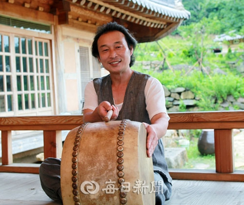 김형규 씨로 인해 전라도 깊은 산 속에 새로운 마을이 들어섰다. 마치 다른 세상에 온 듯한 느낌을 준다.