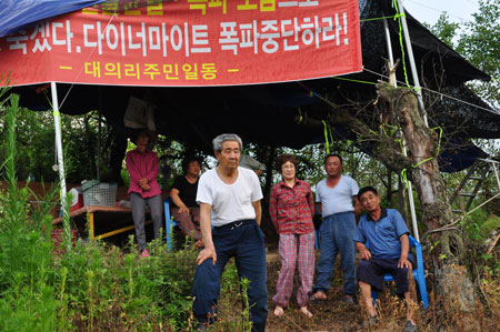 영천 고경면 대의리 주민들이 상주∼영천 고속도로 10공구 공사장 옆에서 천막농성을 벌이고 있다. 민병곤 기자