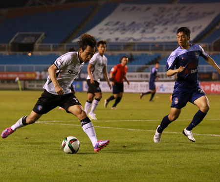 대구FC의 노병준이 1일 안산 경찰청과의 경기에서 상대 진영을 돌파하고 있다. 대구FC 제공