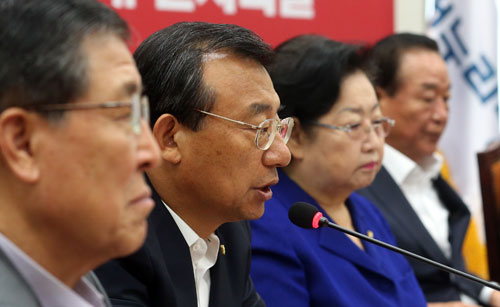 3일 오전 국회에서 열린 새누리당 최고위원회의에서 이정현 최고위원이 발언하고 있다. 연합뉴스