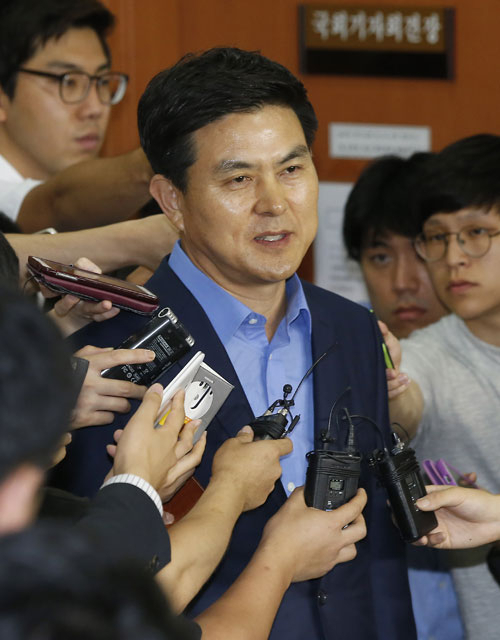 새누리당 김태호 최고위원이 3일 오전 국회 정론관에서 20대 총선 불출마 선언 기자회견을 마친 뒤 취재진의 질문에 답하고 있다. 연합뉴스