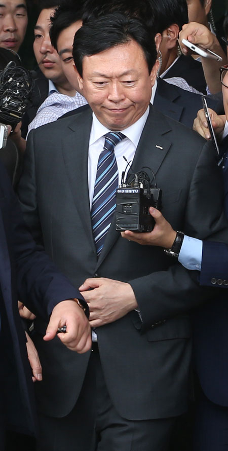신동빈 롯데그룹 회장이 3일 오후 김포공항을 통해 귀국, 경영권 분쟁과 관련한 취재진의 질문에 답하고 있다. 신 회장은 형 신동주 전 일본롯데 부회장이 공개한 자신에 대한 해임 지시서와 관련 