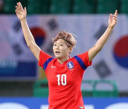 4일 중국 우한 스포츠센터에서 열린 동아시안컵 여자축구대회 한국과 일본의 경기에서 전가을이 후반 역전 골을 넣고 환호하고 있다. 연합뉴스