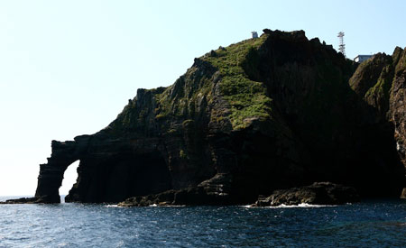 한반도 모양을 꼭 닮아 이름 붙은 한반도 바위. 바다제비의 집단 번식지다. 경북대 울릉도