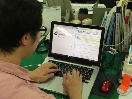 윈도10에 새로이 탑재된 기본 웹브라우저 에지(왼쪽)와 기존의 웹브라우저 인터넷익스플로러11로 대구은행 홈페이지에 접속한 모습. 에지는 웹 비표준인 액티브X를 지원하지 않아 