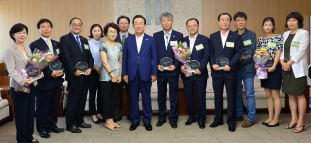 김관용 경북도지사는 4일 메르스 치료와 관리에 힘썼던 도내 보건의료 관계자들을 초청해 표창하는 등 감사의 인사를 전했다. 경북도 제공
