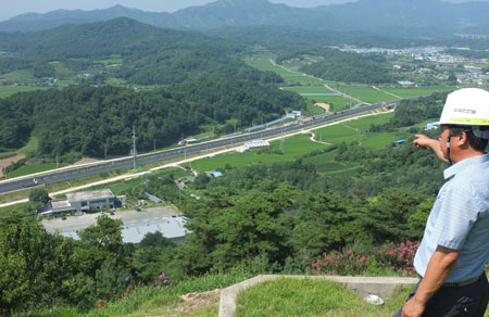안동시 풍산읍 가곡리 정산 정상에서 바라 본 경북도청 신도시 안동방면 주 진입도로 전경. 권오석