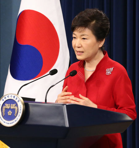 박근혜 대통령이 6일 청와대 춘추관 브리핑룸에서 대국민 담화를 통해 임기 후반기 국정 구상을 발표하고 있다. 연합뉴스