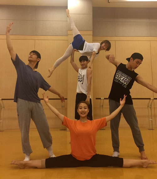 삼복더위에도 계명대 무용학과 연습실에서는 9월에 있을 공연을 위해 구슬땀을 흘리는 5명의 대학생이 있다. 앞줄 왼쪽부터 이재진
