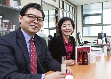 출시 제품을 선보이고 있는 ㈜루비크라운의 부용출(왼쪽) 연구소장과 김영미 대표.
