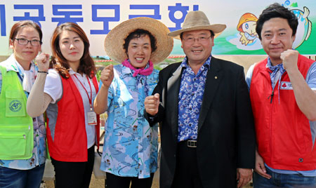 심재덕 봉화군 사랑의 열매 나눔봉사단장(오른쪽에서 두 번째)과 경북사회복지공동모금회 직원들이 1일부터 8일까지 열린 