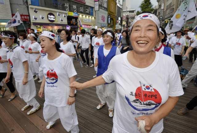광복 70주년을 기념해 8일 대구 동성로 대구백화점 앞 광장에서 열린 