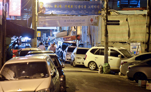 김광석길이 유명세를 타면서 방천시장을 비롯한 주변 주택가 일대가 주차난으로 몸살을 앓고 있다. 우태욱 기자 woo@msnet.co.kr