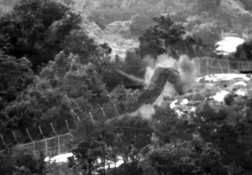 지난 4일 비무장지대(DMZ)에서 우리 군 수색대원 2명에게 중상을 입힌 지뢰폭발사고는 군사분계선(MDL)을 몰래 넘어온 북한군이 파묻은 목함지뢰가 터진 것으로 조사됐다. 합동참모본부가 이날 공개한 사고 당시 열상감시장비(TOD)로 촬영된 지뢰 폭발장면. 합동참모본부 제공 연합뉴스