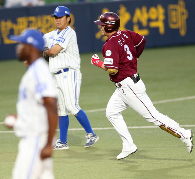 넥센 히어로즈의 김민성이 10일 대구시민야구장에서 열린 삼성 라이온즈와의 경기에서 3회초 2사 때 좌측 담장을 넘기는 1점 홈런을 친 뒤 3루 베이스를 돌고 있다. 연합뉴스