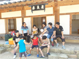 경주 도봉서당 툇마루서 쉬고 있는 관광객들.