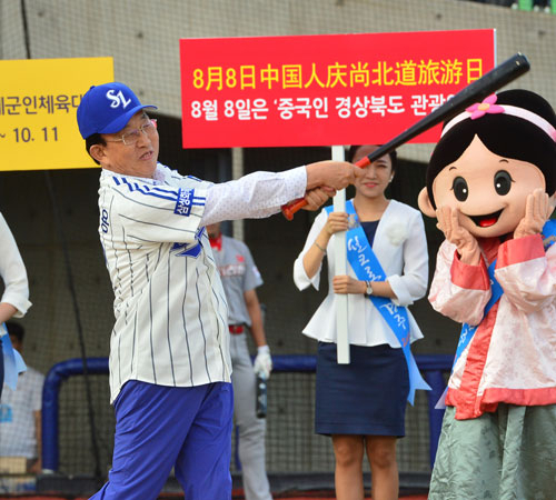 김관용 경북도지사가 7일 포항야구장에서 