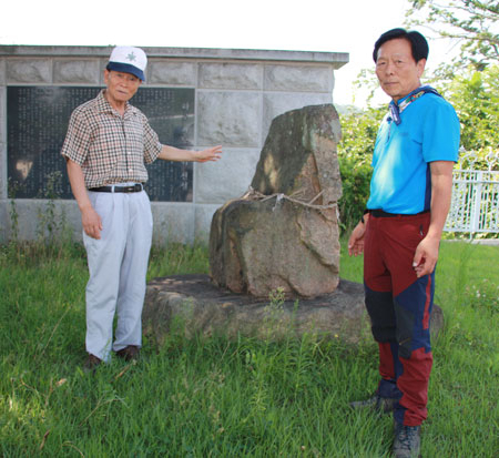 하로마을 입구에 자리한 사모바위. 모암산 정상에 있던 사모바위를 손님 맞이에 지친 역졸들이 산 아래로 굴러 떨어뜨려 김천의 문맥이 끊겼다는 전설이 전해오고 있다.정운철 기자 woon@msnet.co.kr